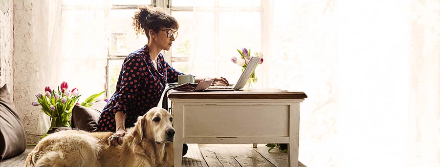 A woman in internet banking checking the interest rates of various term deposit savings accounts.